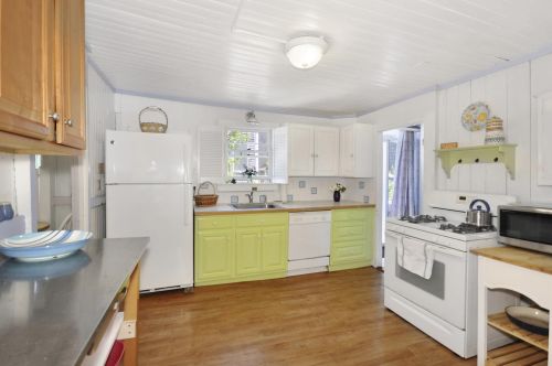 28 Narragansett Ave, Marthas Vineyard MA 02539-4428 exterior