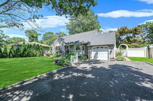 23 Huck Finn Ln, Shoreham, NY 11786-2237