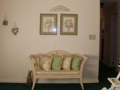1 Cassie Ct, Mount Sinai, NY 11766-3130