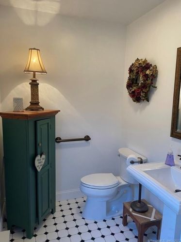 6 Jeremy Dr, East Lyme CT  06333-1544 exterior