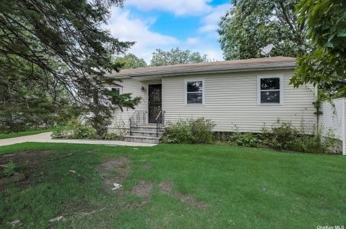 221 Abbington Ct, Copiague, NY 11726-4601