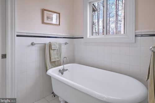 16 Hunters Cir, Lebanon NJ  08833-4395 exterior