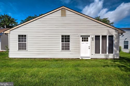 12 Meadowwood Ct, Columbus NJ  08022-1026 exterior