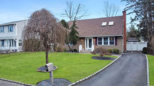 11 Minerva Ln, South Setauket, NY 11720-3848