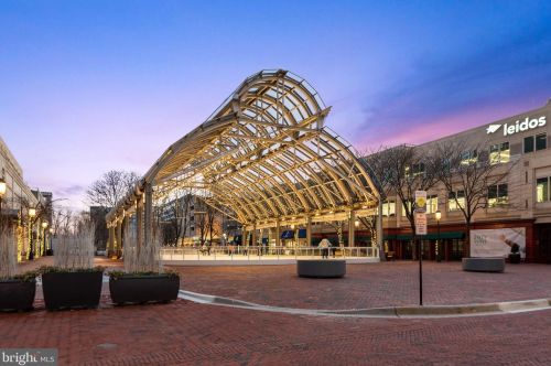 2314 Horseferry Ct, Herndon VA  20191-2718 exterior