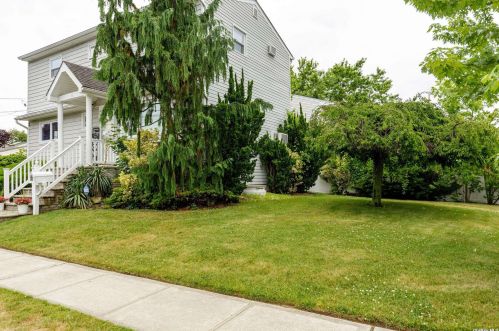 112 Granada Ave, North Lindenhurst NY  11757-6527 exterior