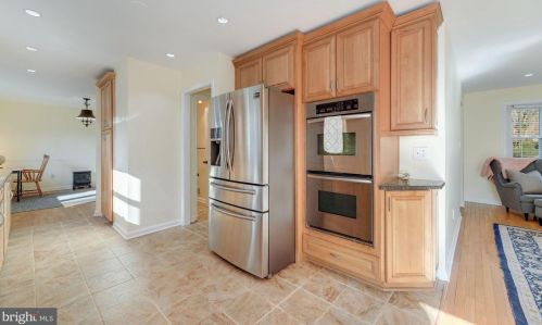 6820 Spur Rd, Springfield VA 22152-2638 exterior