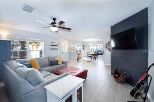 3865 Island Way, Saint Petersburg FL  33705-6449 exterior