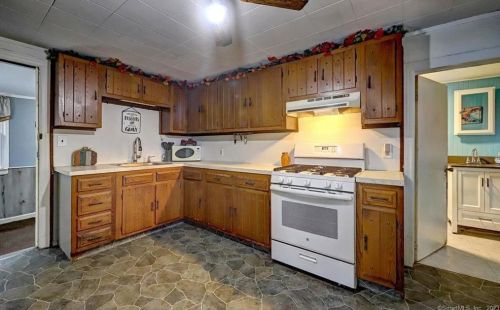 1 Hunters Ln, Ansonia CT  06401-2022 exterior