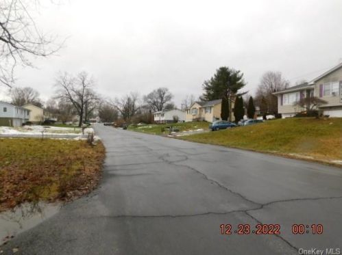 15 Patricia Rd, Middletown, NY 10941-1243