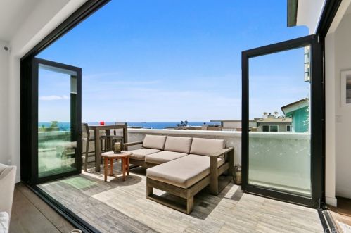 2215 Bayview Dr, Manhattan Beach CA  90266-4453 exterior