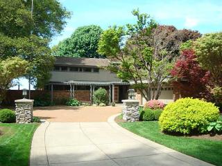 1470 Shore Dr, Erie, PA 16505-2524