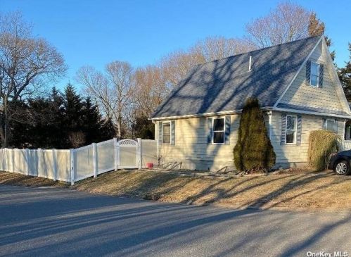24 Market St, South Setauket, NY 11720-2259