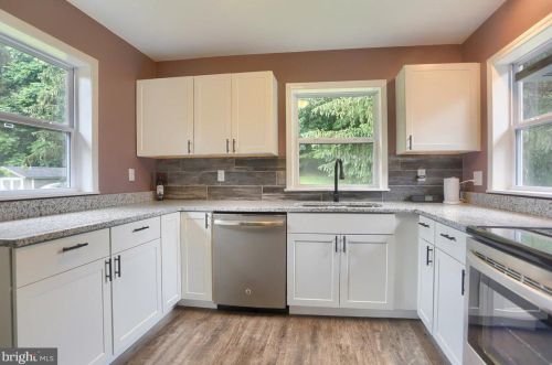 416 Duke St, Hummelstown, PA 17036-9208