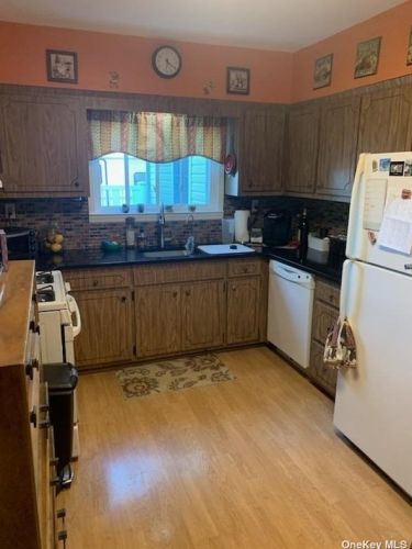 1233 5th St, Babylon NY  11704-4535 exterior