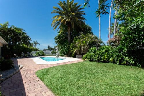 12050 4 St, Saint Petersburg FL  33706-4426 exterior