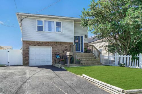 25 Neptune Ave, North Lindenhurst, NY 11757-6822
