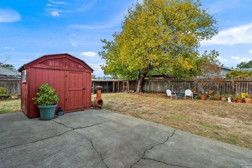 1233 Gloria Dr, Santa Rosa CA 95407-7483 exterior