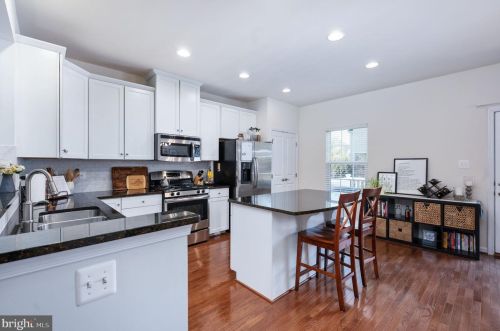 7009 Darbey Knoll Dr, Gainesville VA  20155-3634 exterior