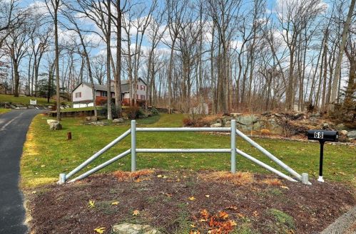 68 Hillside Ln, Upper Stepney, CT 06468-3313