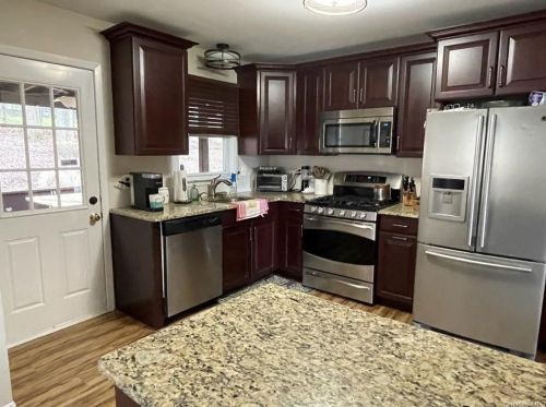 2 Frado Ct, Stony Point NY  10980-1004 exterior