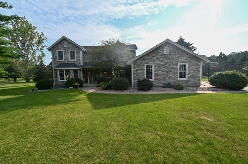 36596 Upper Cape Ct, Oconomowoc, WI 53066-9478