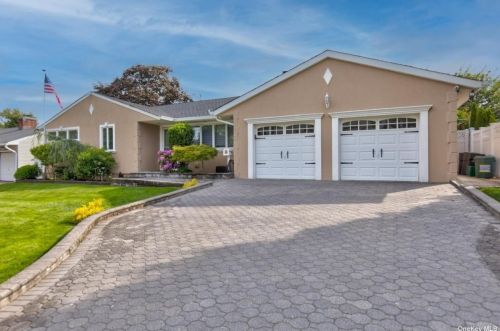 546 Windsor St, Westbury, NY 11590-5939