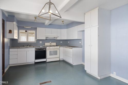 4973 Strickland Dr, Oxnard CA  93036-1052 exterior