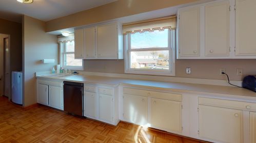 12506 Woodland Dr, Thiensville, WI 53092-2418
