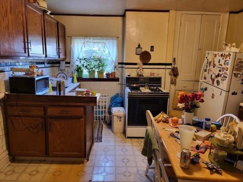 2422 Cobden St, Pittsburgh PA  15203-2711 exterior