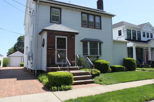 14 Old Stewart Ave, New Hyde Park, NY 11040-4428