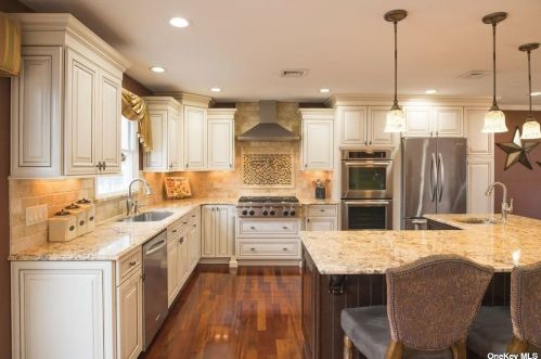 23 La Grange Pl, West Islip NY  11795-3816 exterior