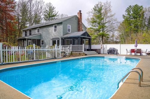 24 Severance Dr, Londonderry NH  03053-3118 exterior