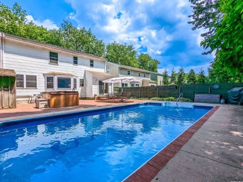 17 Torwood Ct, Huntington Station NY  11746-3811 exterior