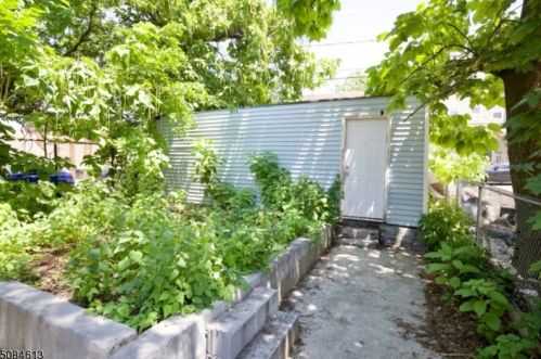 32 Arverne Ter, Irvington NJ 07111-3814 exterior