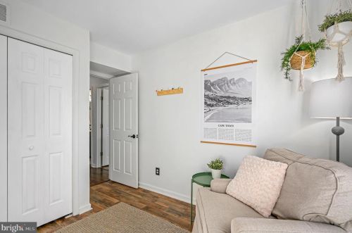 302 Hedgestone Ter, Leesburg VA  20176-4842 exterior