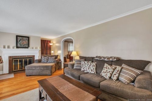 124 Ansonia St, Hartford CT  06106-4002 exterior