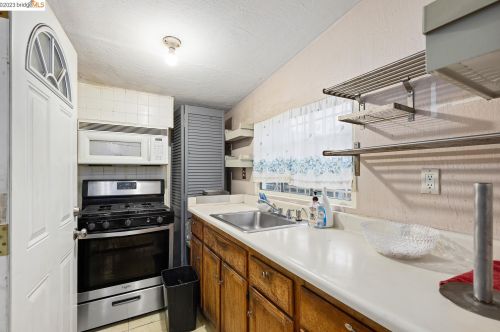 9825 E St, Oakland CA  94603-2339 exterior