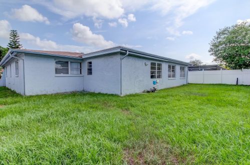 5641 Mirada Dr, Tarpon Springs, FL 34690-2227