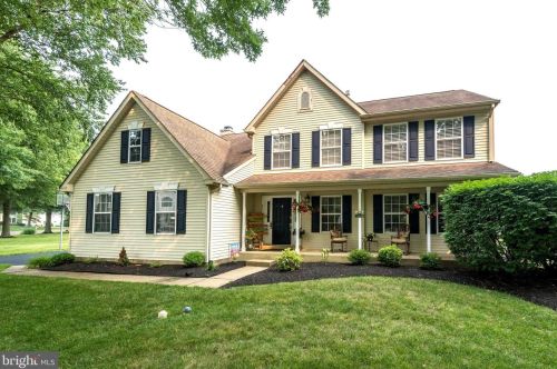 424 Hidden Oaks Dr, Yardley, PA 19067-5549