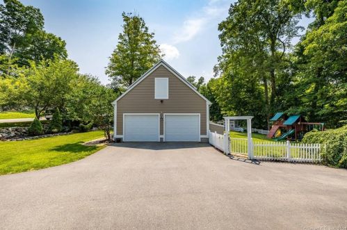 589 Town St, Moodus, CT 06469-1175