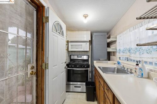 9825 E St, Oakland CA  94603-2339 exterior