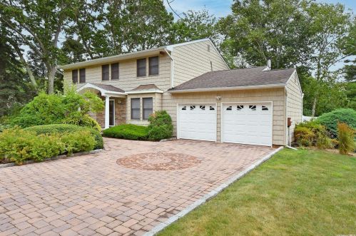 99 Stonehurst Ln, Huntington Station, NY 11746-7930