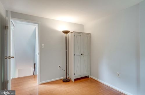 2308 Whitetail Ct, Herndon VA  20191-3018 exterior