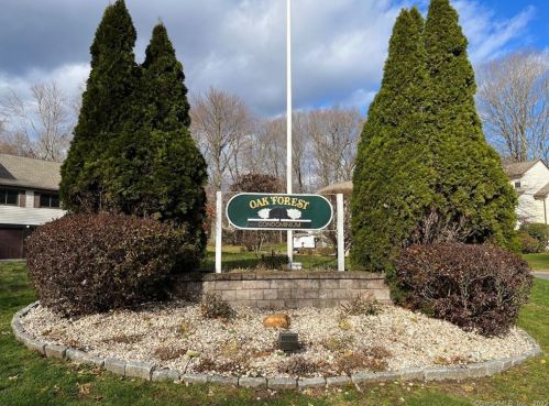 31 Oak Forest Dr, Manchester CT  06042-1945 exterior