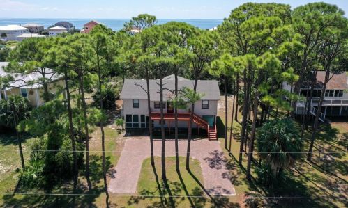 924 Pine Ave, Saint George Island, FL 32328-3000