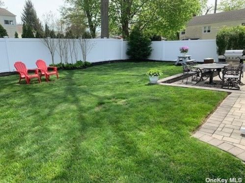 12 Maplewood Rd, Huntington Station, NY 11746-3334