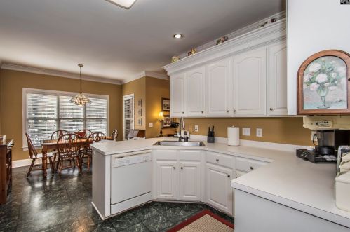 140 Clubhouse Dr, Cayce-West Columbia SC 29172-2584 exterior