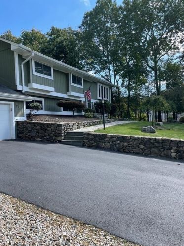 21 Pond View Dr, Waterbury, CT 06712-1513