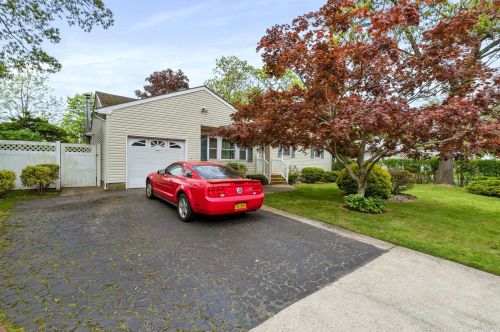 46 Avenue D, Holbrook, NY 11741-2341
